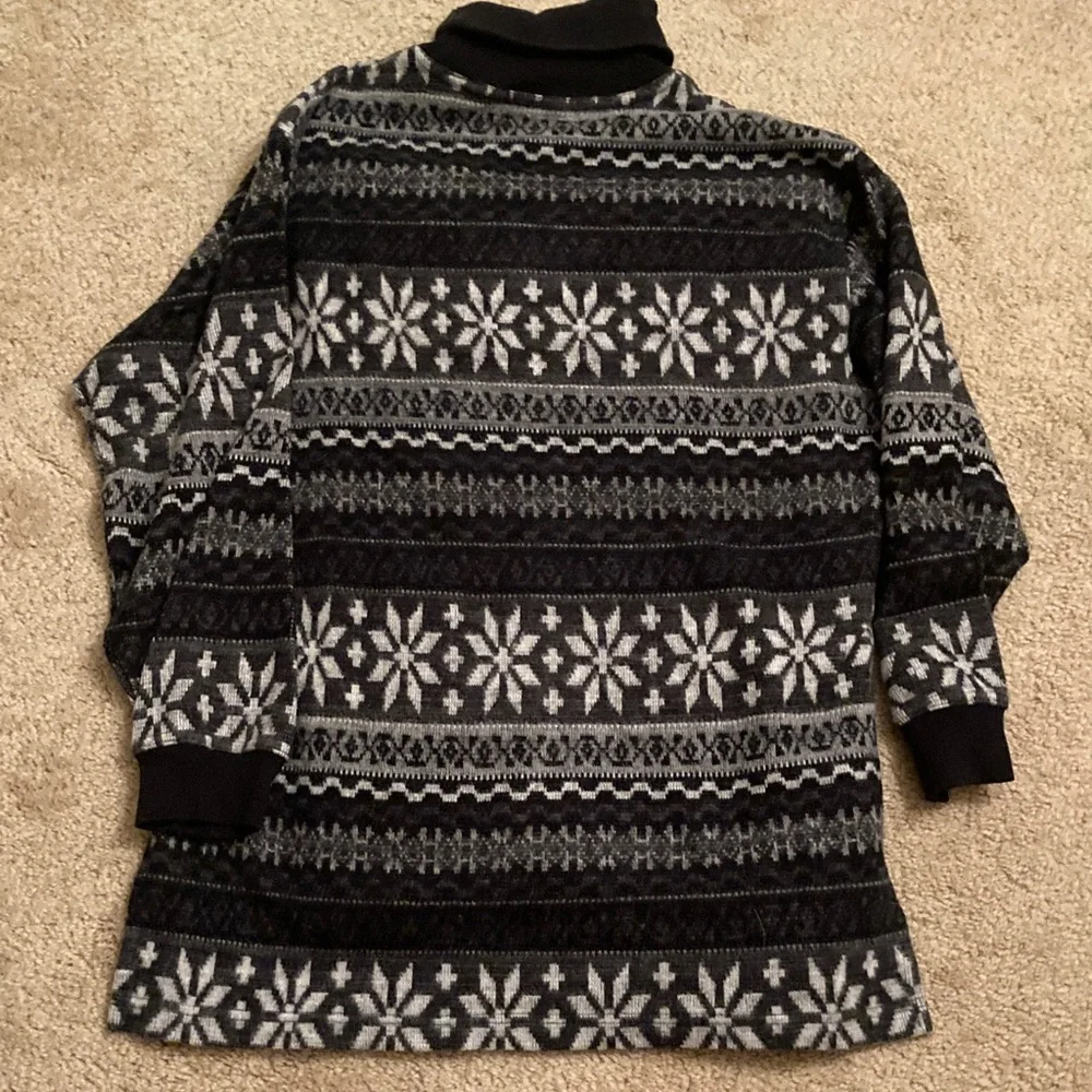VintageWomen’s Black and Gray Snowflake Ski Sweater Acrylic Made in Hong Kong - Picture 2 of 6